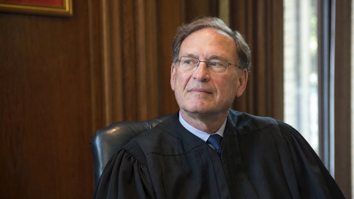 Alito Recuses From Landmark Climate Case as Supreme Court Term Opens